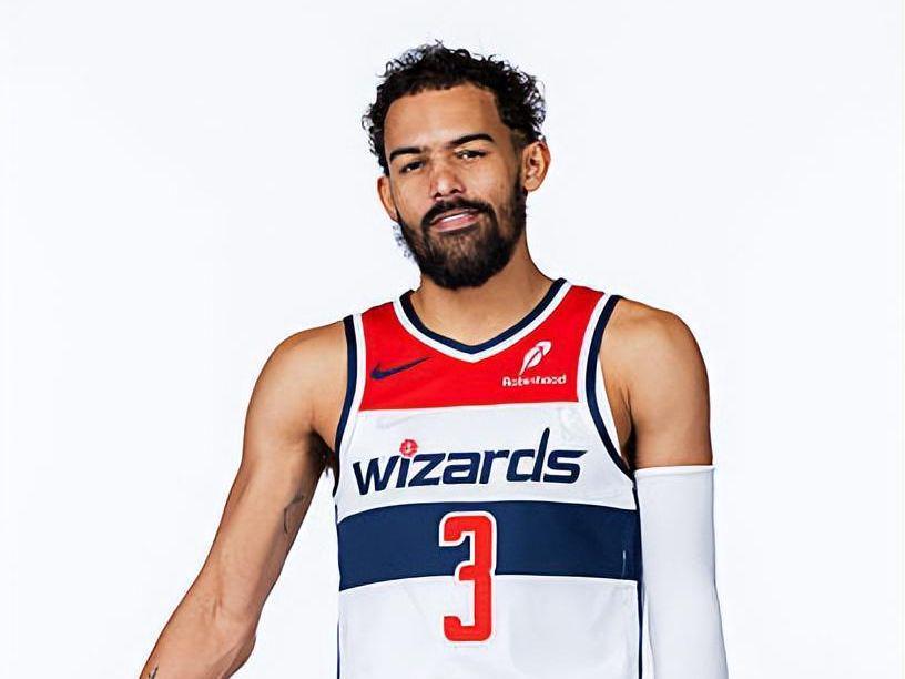 特雷杨冲场护队友遭驱逐 首秀数据离谱 规则与团队情谊该如何平衡