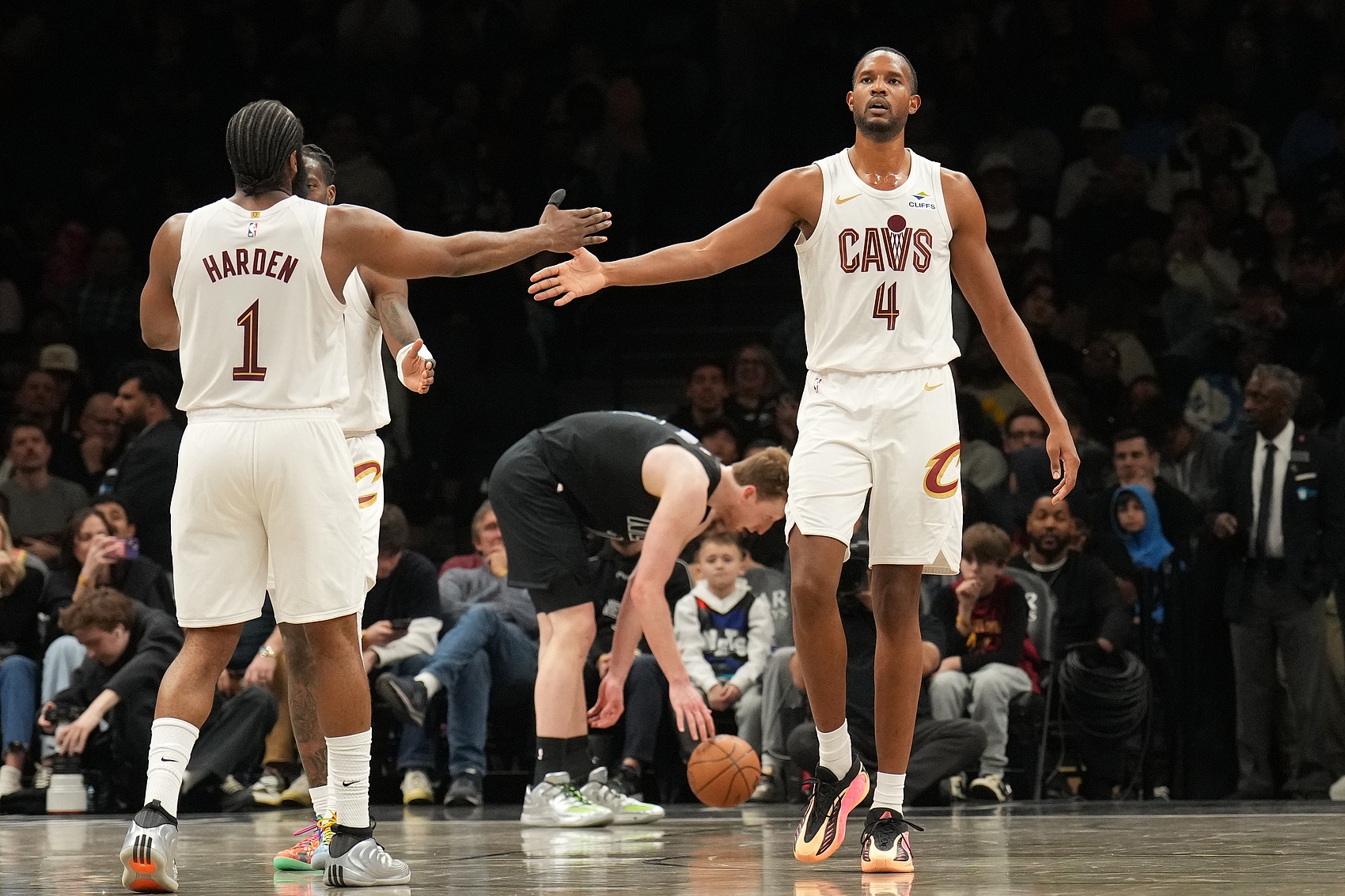 欧冠比分预测-阿特金森谈莫布里表现：只要把掩护做扎实了 哈登就能把球传给他