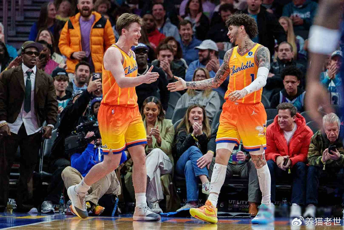 欧冠比赛投注-黄蜂三分线外暗流涌动，两人抢破头却没人喊加油|罗齐尔|鲍尔|三分球|波士顿凯尔特人队|特里-罗齐尔_新浪体育_新浪新闻